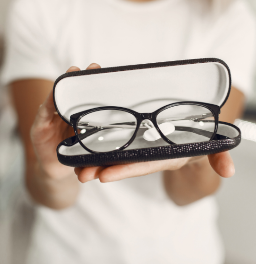 Técnico enseñando unas gafas de ver.